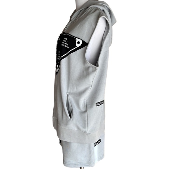 📍SALE📍〰️Prada〰️ logo-patch sleeveless women’s hooded jacket and shorts 🔥 - Picture 7 of 9